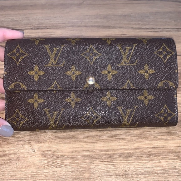 Louis Vuitton Monogram Sarah Wallet - Picture 1 of 16